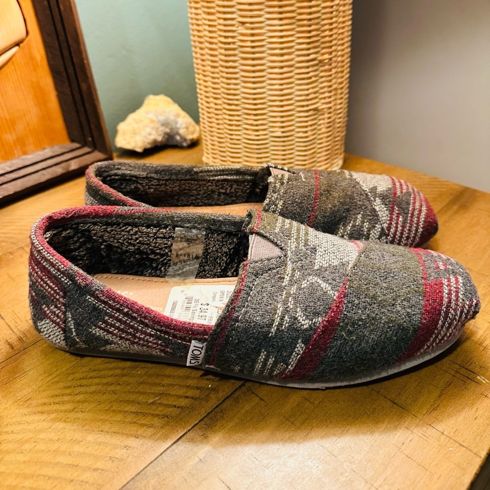 TOMS Charcoal and Burgundy Aztec Patterned Slip-Ons Casual Versatile Size 8M